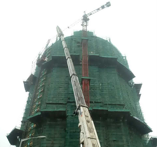 龙马潭吊车在工地上作业